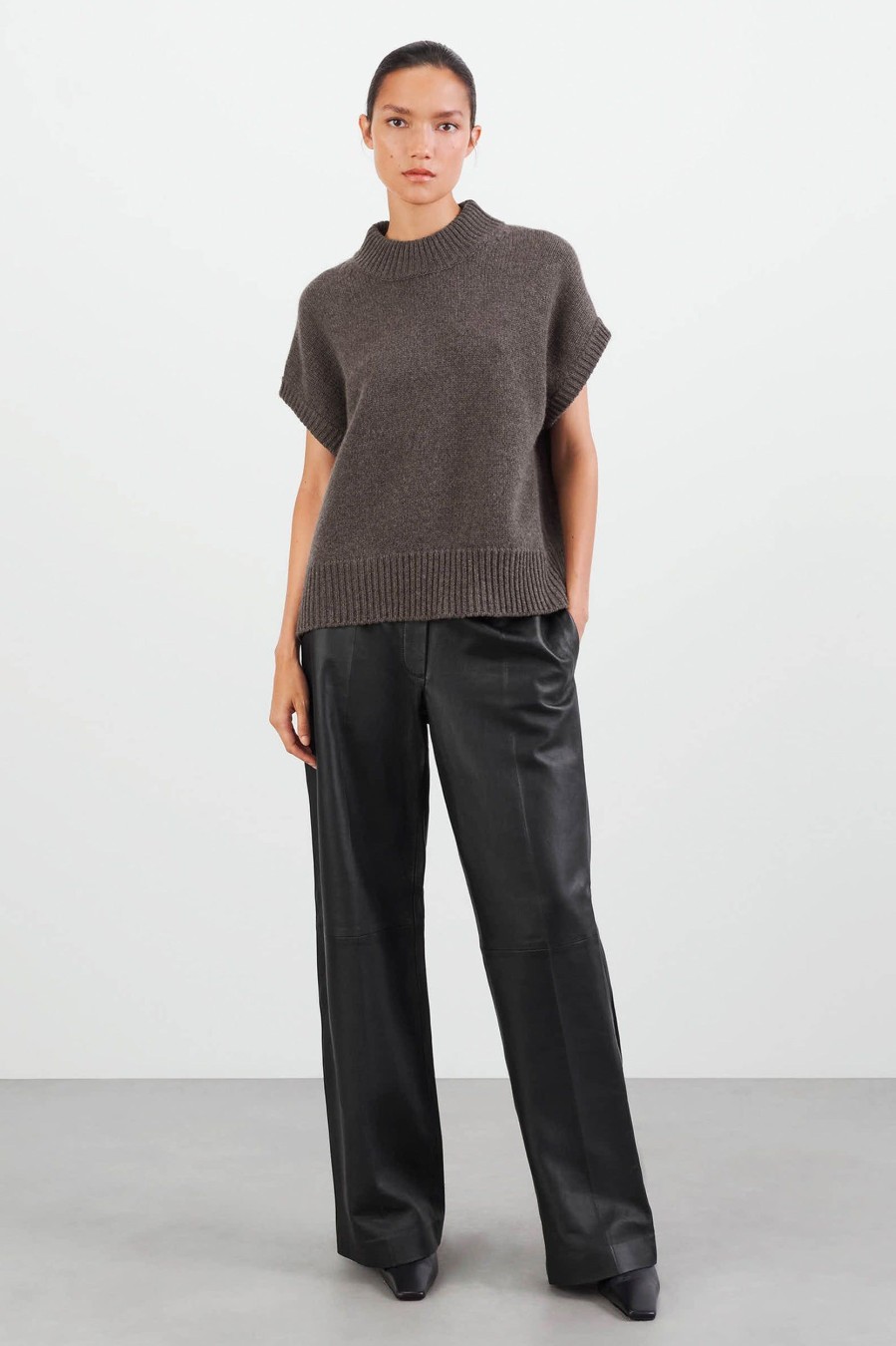 Knitwear And Sweaters Soft Goat | Round Neck Cashmere Top In Wood Brown